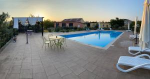 Bazén v ubytování Tenuta Traversa nebo v jeho okolí