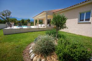 O grădină în afara Villa Clara piscine chauffée