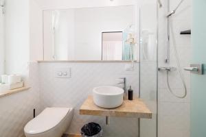 Un baño con lavabo, inodoro y ducha. en VILLA ERIKA, en Crikvenica 75 fotos más