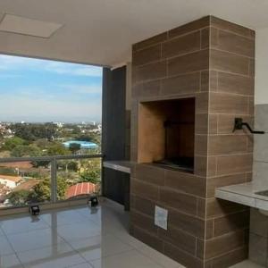 una camera con una grande finestra in un edificio di Nuevo Apartamento de 1 dormitorio, cerca de Equipetrol amoblado con Internet y Parqueo bajo techo a Santa Cruz de la Sierra