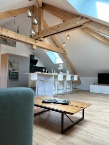 ChavanodAppartement Annecy 74的一间带茶几的客厅和一间厨房