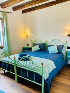 a bedroom with a bed with blue sheets and blue pillows at Ozium in Villa Vicentina