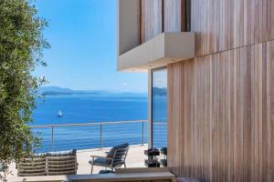 シヴォタにあるVILLA ODISSOS - Private Paradise with 2 infinity pools & Sea accessの海の景色を望むバルコニー(椅子付)