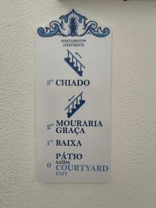 un panneau sur un mur sur lequel on peut lire chihuoda et mountainagaagaagaaja dans l'établissement Mouraria - Apartamento, à Lisbonne