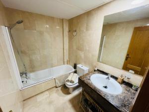 Et badeværelse på Piso en zona tranquila de - Torrequebrada Golf + 35 billeder