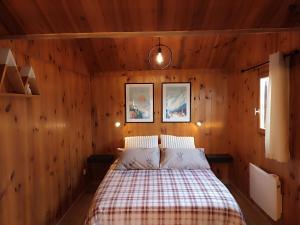 Giường trong phòng chung tại Le chalet à la campagne !