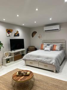 une chambre avec un lit et une télévision à écran plat dans l'établissement Acogedor Alojamiento Turístico Isla Verde, à San Juan 24 autres photos