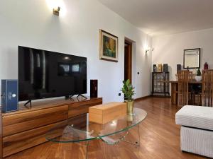 TV a/nebo společenská místnost v ubytování Villa Aurora in Erbusco-Franciacorta