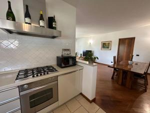 Kuchyň nebo kuchyňský kout v ubytování Villa Aurora in Erbusco-Franciacorta
