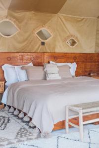 Ένα ή περισσότερα κρεβάτια σε δωμάτιο στο Caravanserai Luxury Desert Tented Camp +65 φωτογραφίες