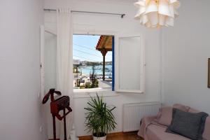ポルト・ヘリにあるAroura Homes 3BR 2BA Porto Heliの窓とソファ付きのリビングルーム