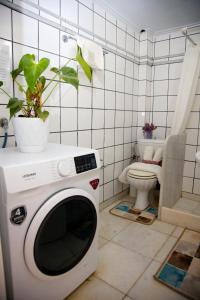 ポルト・ヘリにあるAroura Homes 3BR 2BA Porto Heliのバスルーム(洗濯機、トイレ付) +45枚の写真