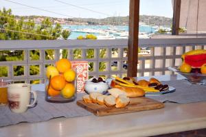 ポルト・ヘリにあるAroura Homes 3BR 2BA Porto Heliのテーブル(パン、フルーツ付)
