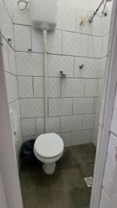 une salle de bain avec toilettes et lavabo dans l'établissement Grande Hotel Renascença, à Juiz de Fora 57 autres photos