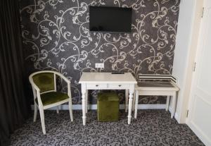a room with a desk and a tv on a wall at Casa del Monte - Dorna Arini in Dorna Arini +99 photos