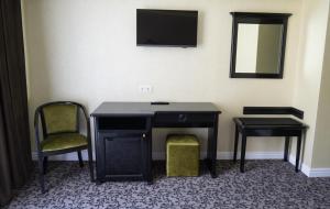 a desk with a mirror and a chair in a room at Casa del Monte - Dorna Arini in Dorna Arini