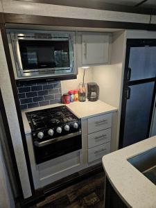 una cocina con estufa y microondas en Lakefront Retreat Paradise, en Pittsburg