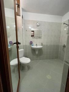 Phòng tắm tại Къща за гости ФЪН ШУЙ 88