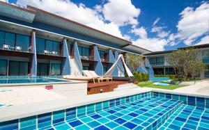 สระว่ายน้ำที่อยู่ใกล้ ๆ หรือใน The Phu Beach Hotel - SHA Plus