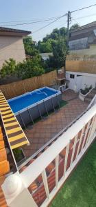 a backyard with a swimming pool and a fence at Casa Independiente en Quintela - HomeyGalicia in Vigo