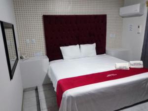 Rúm í herbergi á AUTO HOTEl MONTE CARLO