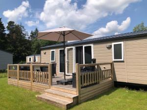 GasselteMaran - Gasselte, Drenthe, 5 persoons, 2 badk, airco的带遮阳伞和小屋的甲板