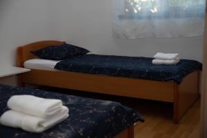 zwei Einzelbetten in einem Zimmer mit Handtüchern in der Unterkunft Apartman Jadrija Šibenik 1 in Šibenik