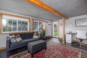 Fotografie z fotogalerie ubytování Remodeled Home Fenced Yard Outdoor Fireplace v destinaci Seattle