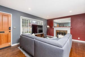 Fotografie z fotogalerie ubytování Remodeled Home Fenced Yard Outdoor Fireplace v destinaci Seattle + 14 fotografií