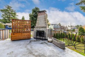 Fotografie z fotogalerie ubytování Remodeled Home Fenced Yard Outdoor Fireplace v destinaci Seattle