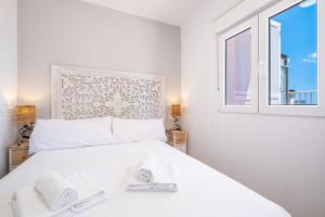 ein weißes Schlafzimmer mit einem Bett und einem Fenster in der Unterkunft Penthouse El Pato 872 Levante Beach in Benidorm
