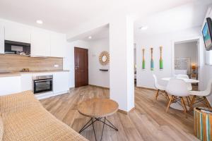ein Wohnzimmer mit einer Couch und einem Tisch in der Unterkunft Penthouse El Pato 872 Levante Beach in Benidorm