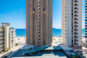 Blick auf ein Hotel und den Strand mit Gebäuden in der Unterkunft Penthouse El Pato 872 Levante Beach in Benidorm
