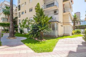 Ein Garten an der Unterkunft Penthouse El Pato 872 Levante Beach