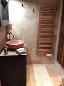 Ένα μπάνιο στο Appartement avec jardin de 30M2 privatif centre de Sarlat