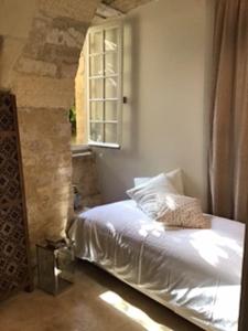 Ένα ή περισσότερα κρεβάτια σε δωμάτιο στο Appartement avec jardin de 30M2 privatif centre de Sarlat