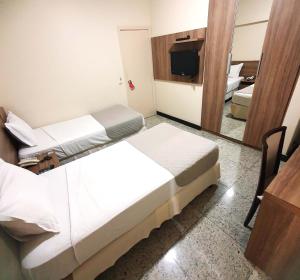 Cama ou camas em um quarto em Via Contorno Hotel
