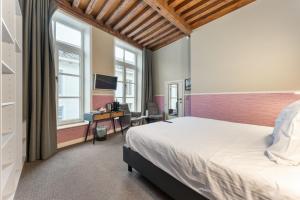 Postel nebo postele na pokoji v ubytování Hotel karel de stoute