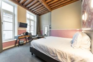 Postel nebo postele na pokoji v ubytování Hotel karel de stoute