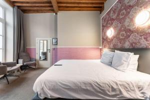 Postel nebo postele na pokoji v ubytování Hotel karel de stoute