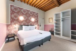 Postel nebo postele na pokoji v ubytování Hotel karel de stoute