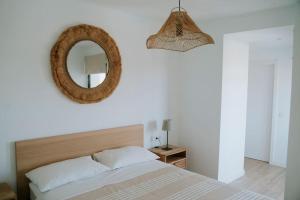 En eller flere senge i et værelse på Casa Aguita, Atico Villaverde + 42 billeder