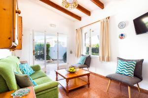 プンタ・プリマにあるVilla Iris Prima by Villa Plusのリビングルーム(緑のソファ、椅子2脚付)