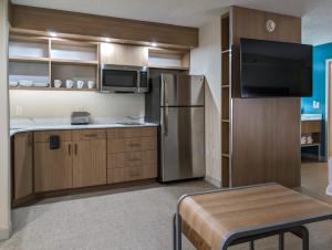 Кухня или мини-кухня в Homewood Suites by Hilton Oklahoma City Airport
