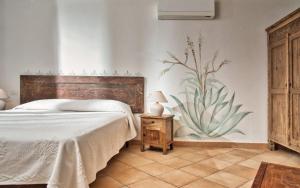 a bedroom with a bed and a plant on the wall at Le Terrazze Sul Pevero in Porto Cervo