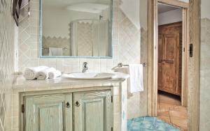 a bathroom with a sink and a mirror at Le Terrazze Sul Pevero in Porto Cervo