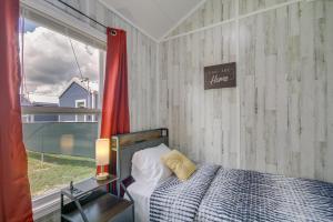 Postel nebo postele na pokoji v ubytování Picayune Tiny Home Rental about 11 Mi to Space Center!