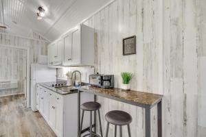 Kuchyň nebo kuchyňský kout v ubytování Cozy Picayune Tiny Home Rental about 4 Mi to Downtown!