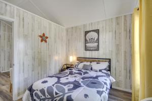 Postel nebo postele na pokoji v ubytování Cozy Picayune Tiny Home Rental about 4 Mi to Downtown!