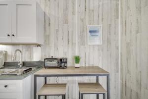 Una cocina o zona de cocina en Pet-Friendly Picayune Tiny Home about 4 Mi to Downtown